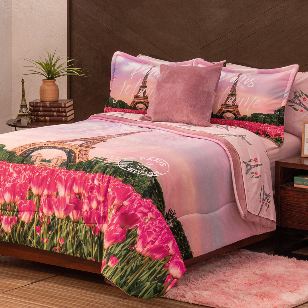 El Coordinado de Cobertor Supreme Romantique, es un hermoso cobertor de tonos Rosa, con diseños florales y estampado con la torre eiffel.