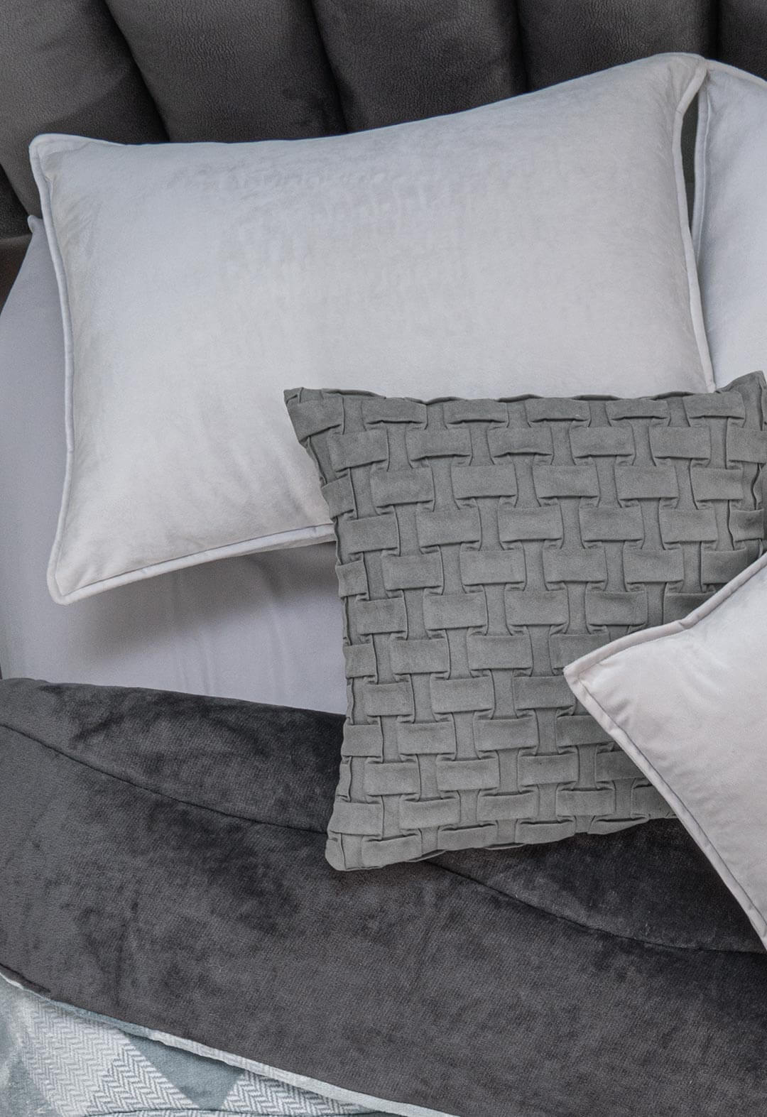 Hermosa Fundas de Almohada Ensueño Gris que combina perfecto con entornos coloridos y  da un toque de elegancia a tus espacios.